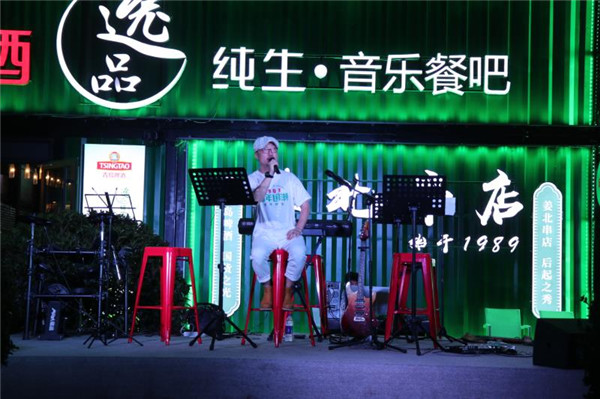  將復(fù)古女郎“請”到啤酒節(jié)，用年輕人的語言講述百年青啤的“新故事”