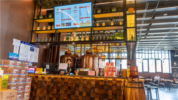 在金沙灘啤酒城青島精釀金啤體驗館品嘗“醉”鮮、“醉”爽精釀