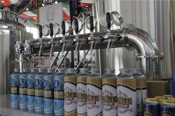 金沙灘啤酒城國(guó)際啤酒匯倉(cāng)儲(chǔ)式平價(jià)超市銷售火爆