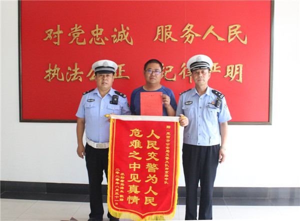 山東萊西:老太太被撞昏迷 執(zhí)勤交警火速開道搶時(shí)間