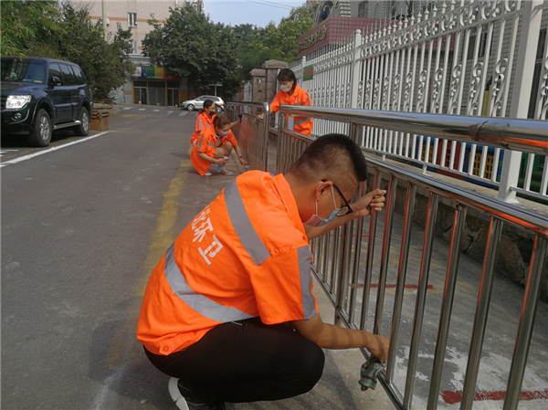 青島市北區(qū)城管局環(huán)衛(wèi)二公司開展“潔凈家園，守護(hù)幼苗”主題黨日活動(dòng)
