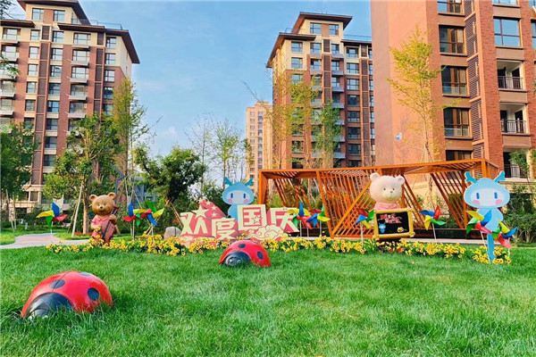 龍湖智慧服務濰坊區(qū)域居民喜迎中秋節(jié) 舉辦善親游園會，現(xiàn)場制作月餅拍攝全家福