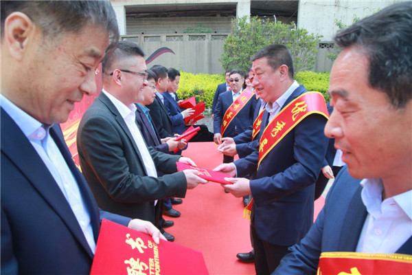 青島水務海潤自來水集團舉辦員工實作室、青年技術(shù)人才培訓基地啟動暨導師帶徒簽約儀式