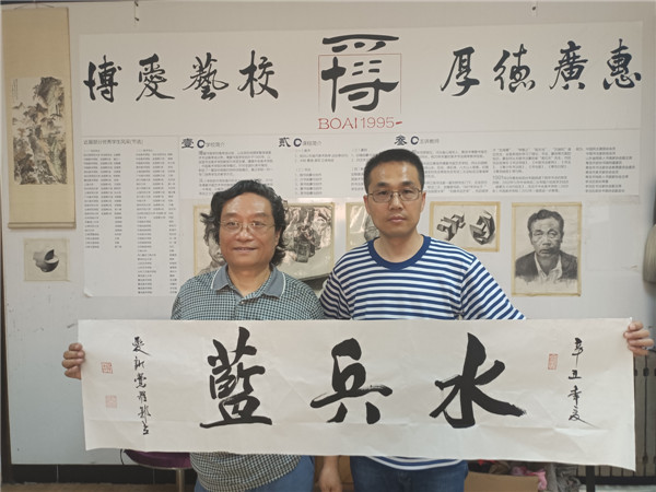 中國著名書法家“當(dāng)代經(jīng)生”——郭立激情書寫“水兵藍”