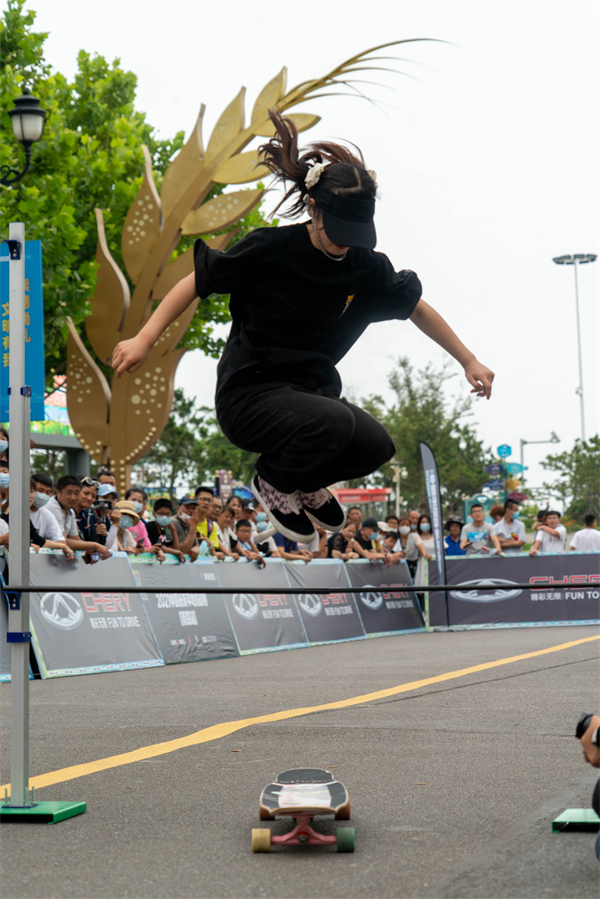 “真潮”青島自由式輪滑邀請(qǐng)賽 開(kāi)賽