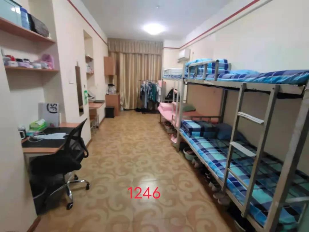 青島恒星科技學(xué)院信息學(xué)院軍訓(xùn)進行時——內(nèi)務(wù)大比拼