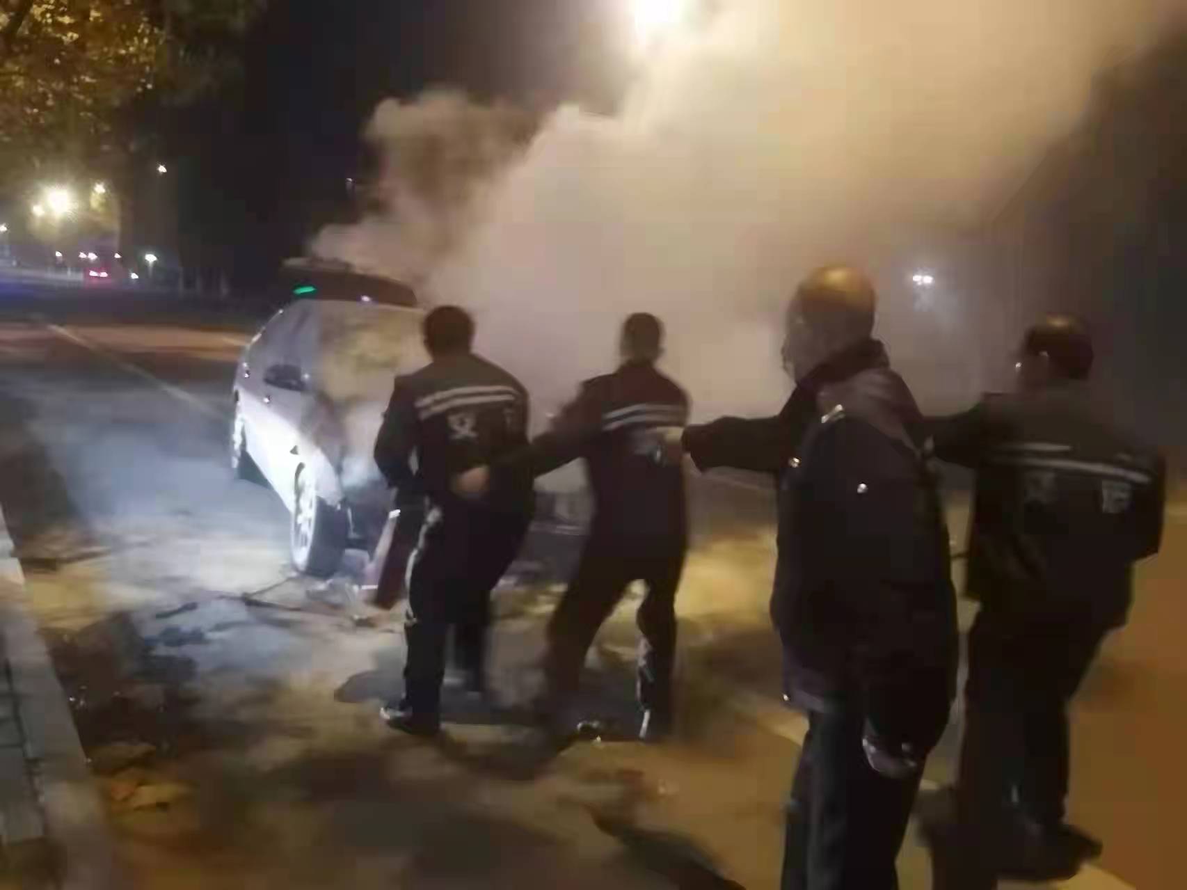 路遇轎車自燃險情，交運好人接力救火感人