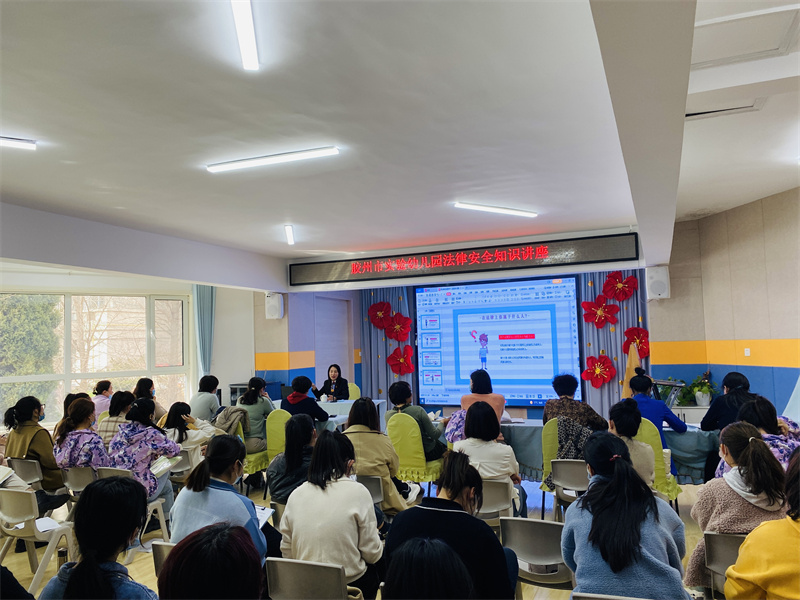 慶祝三八節(jié) 民建膠州支部女庭長送法律進(jìn)校園