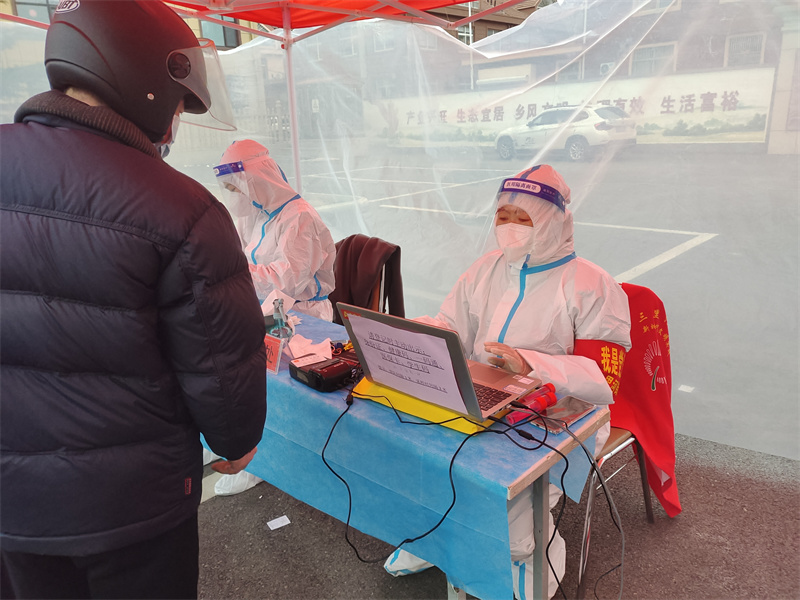 一片“誠”心在戰(zhàn)“疫” 膠州市三里河街道南辛置網(wǎng)格員宋成誠舞動(dòng)“巾幗紅”