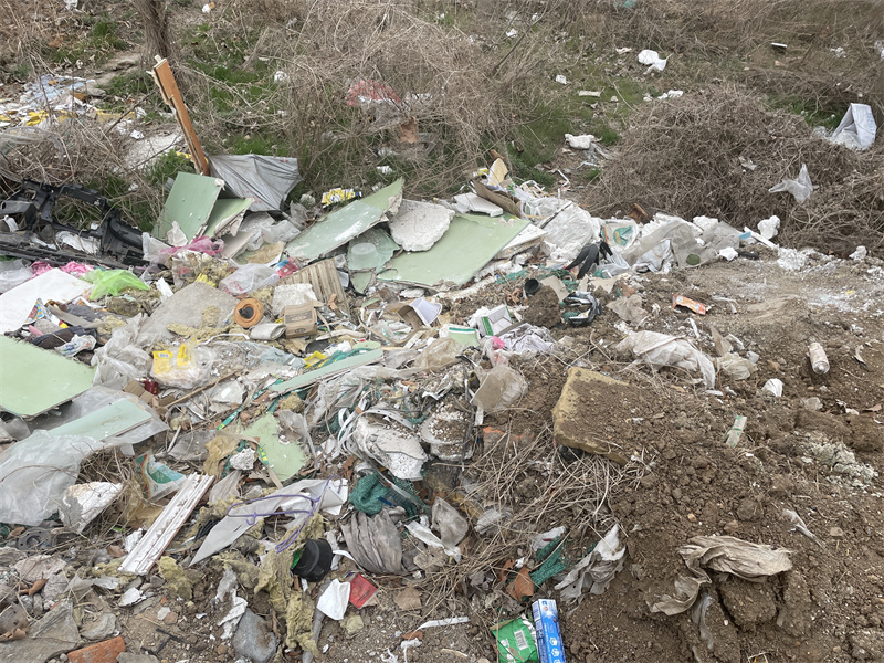 膠州朱諸路與膠高路交界處新現(xiàn)“垃圾場(chǎng)” 企業(yè)屯地未開發(fā)導(dǎo)致