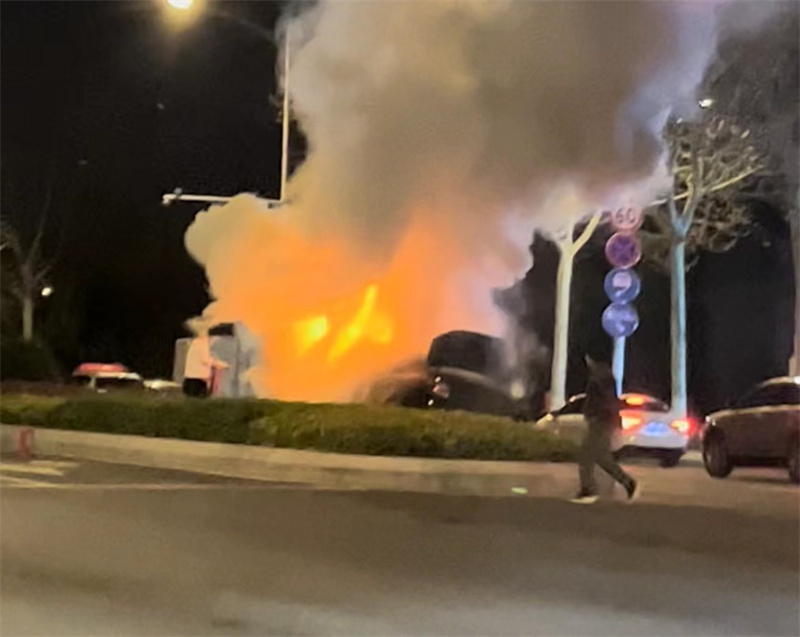 膠州一黑色“凱美瑞”轎車(chē)沖進(jìn)綠化帶 隨后發(fā)生自燃