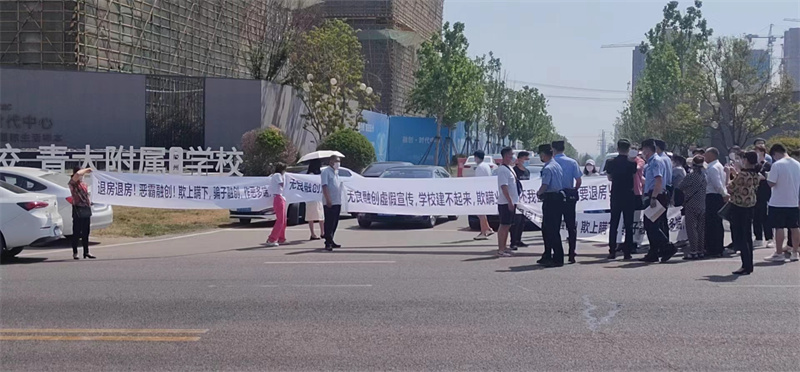 膠州融創(chuàng)·時(shí)代中心爆發(fā)業(yè)主集體維權(quán)！距離交房?jī)H剩三個(gè)月樓才蓋了不到一半