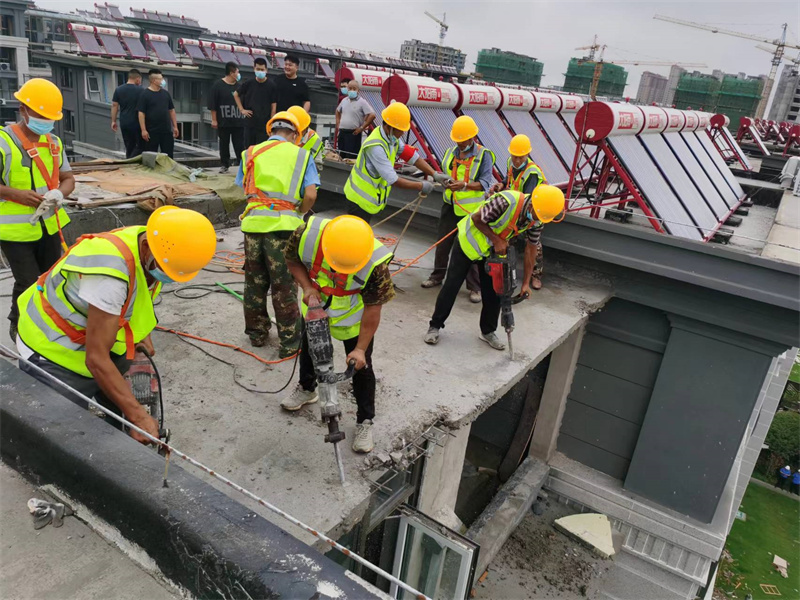 贛榆區(qū)城管局重拳出擊，對(duì)城區(qū)小區(qū)內(nèi)違法建設(shè)進(jìn)行全面拆除