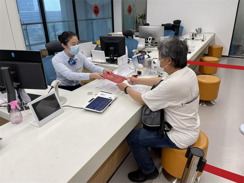 當(dāng)幸福來敲門！嶗山臥龍山莊第一戶成功領(lǐng)證