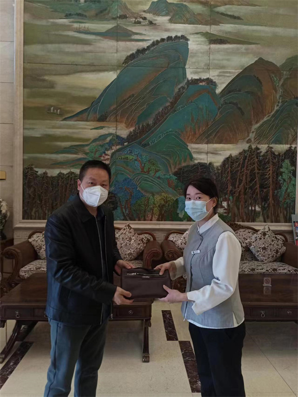 現(xiàn)金面前不動心 青島海林山莊服務員揀包完璧歸趙受贊譽