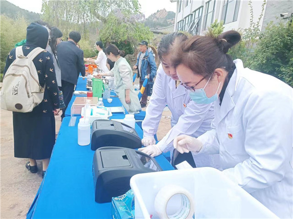青島市農(nóng)產(chǎn)品質(zhì)量安全中心農(nóng)產(chǎn)品公益檢測(cè)車(chē)開(kāi)進(jìn)茶園和節(jié)會(huì)現(xiàn)場(chǎng)