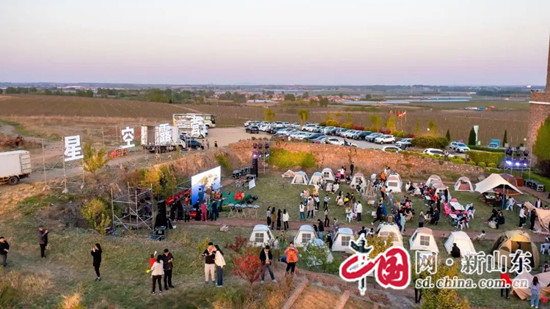 五一假期期間，重點景區(qū)游客如織，各大商圈人頭攢動，商場超市顧客盈門……萊西處處涌動旅游熱情，城市“煙火氣”加速升騰，一派欣欣向榮的景象撲面而來。  　　青島萊西市持續(xù)開展各類活