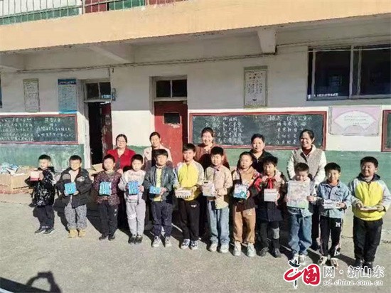 淳美之聲及麥克美高創(chuàng)始人淳于金章先生向偏遠山區(qū)孩子捐贈8萬多元文具