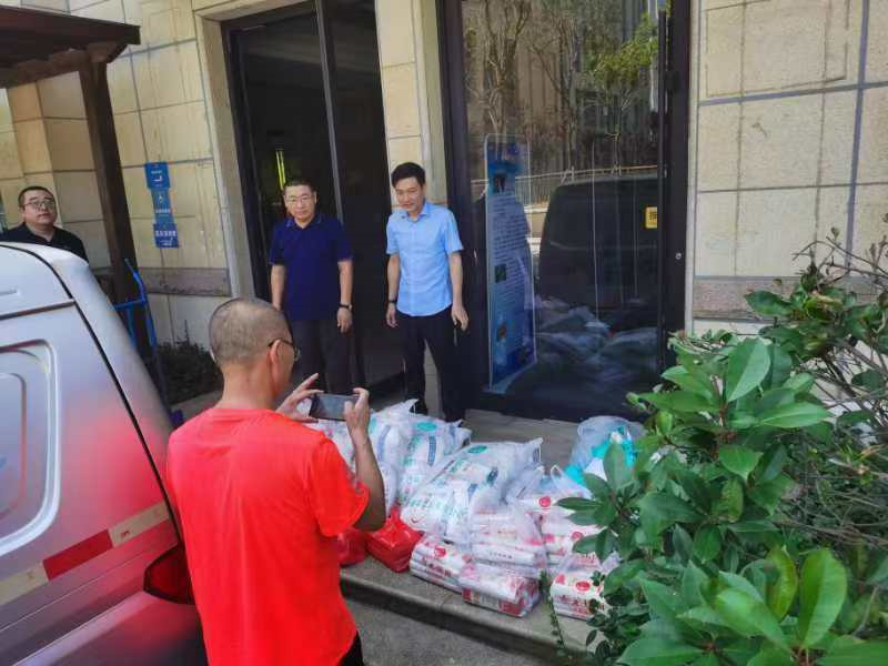 嶗山區(qū)馬拉松運(yùn)動(dòng)協(xié)會(huì)開展“致敬崢嶸歲月，情暖退役軍人”活動(dòng)