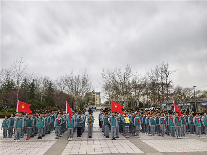 “清明追思祭英烈 薪火相傳勇?lián)?dāng)” —— 膠州市大同小學(xué)開(kāi)展清明節(jié)祭奠先烈活動(dòng)