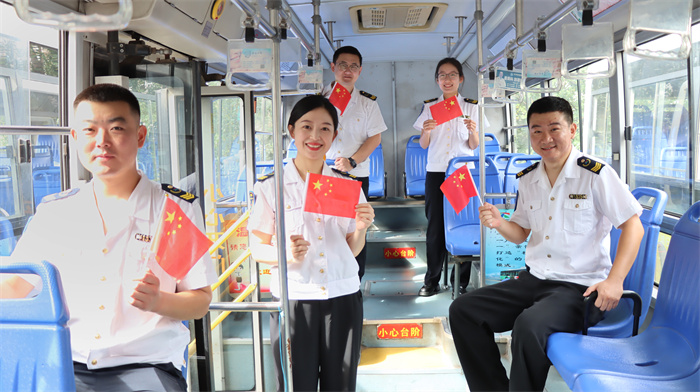 公交“盛裝”迎國慶  青島膠州市移動車廂傳深情