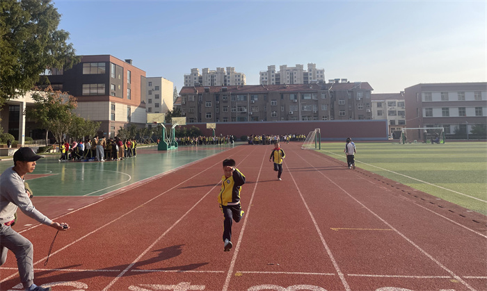 青島西海岸新區(qū)實(shí)驗(yàn)小學(xué)：分級(jí)部推進(jìn)體測(cè)工作，全員健康工程扎實(shí)落地